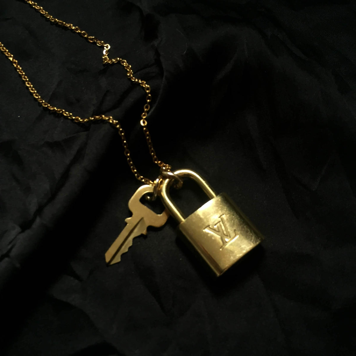 Louis Vuitton Padlock with Geometric Link Chain Necklace For Him – Boutique  SecondLife