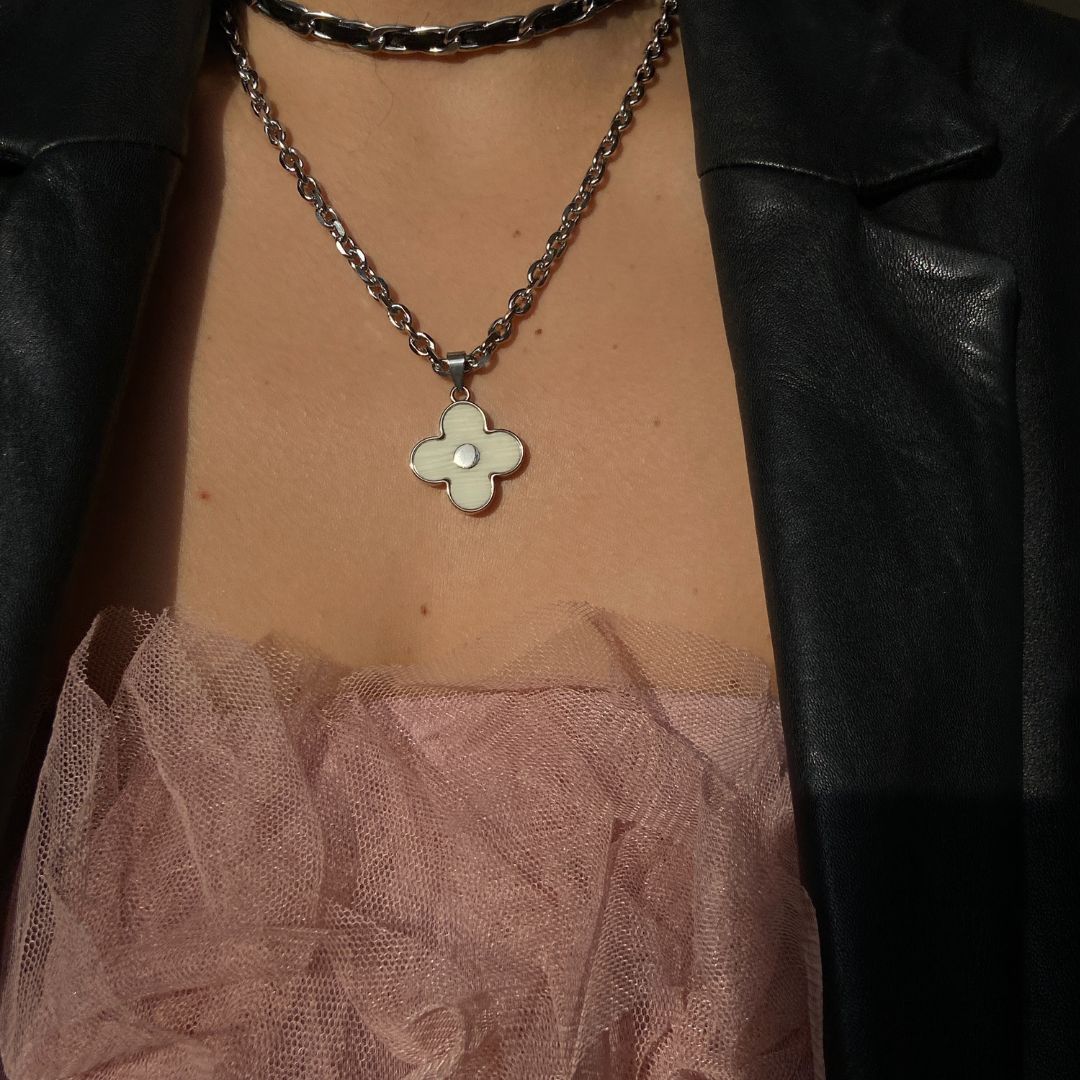 louis vuitton four leaf clover necklace